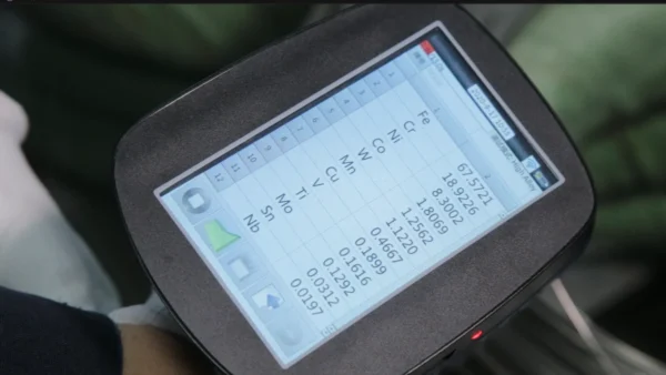 YIYI MESH BELT handheld spectral analysis of incoming SUS304 material showing chromium and nickel readings