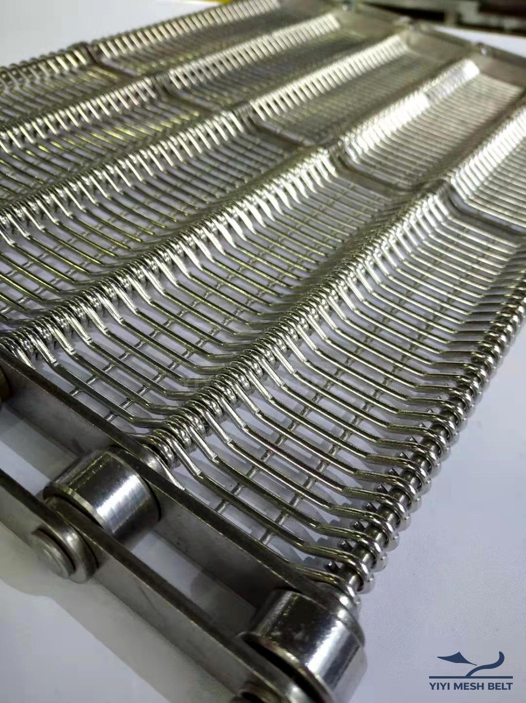 Close-up of eye links, cross rods and chain edge