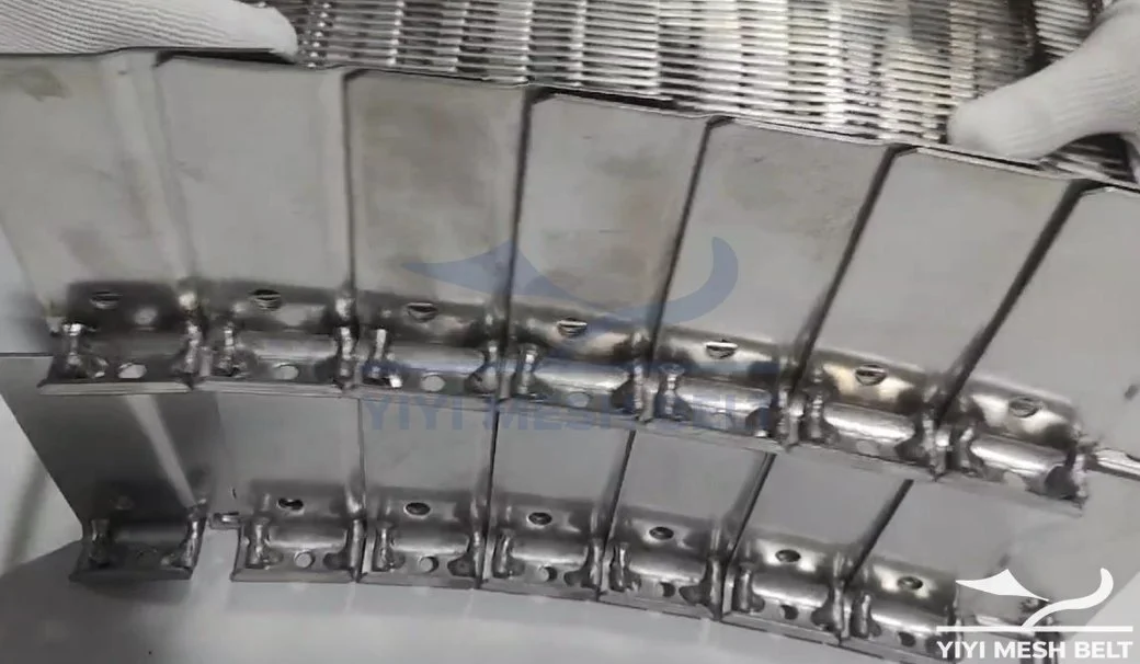 YIYI Mesh Belt self-stacking belt, two layers stacked to check side plate engagement before mass production