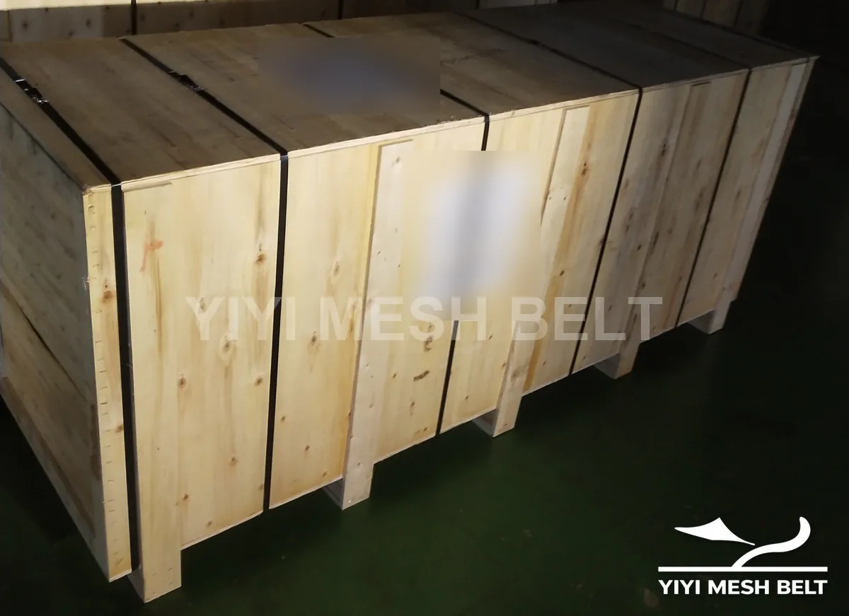 YIYI Mesh Belt self-stacking belt for New Zealand packed in wooden cases before shipment, shipping marks blurred