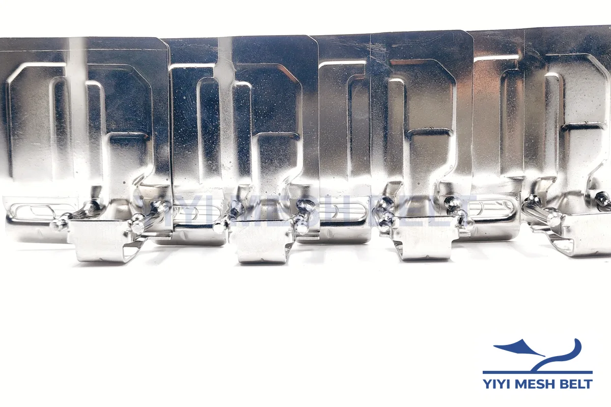 YIYI Mesh Belt self-stacking belt stack plates seen from the side, showing the formed sections, side links and rod ends