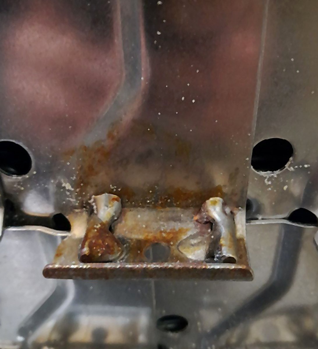 Self-stacking belt field failure – Rust at a stack-plate weld