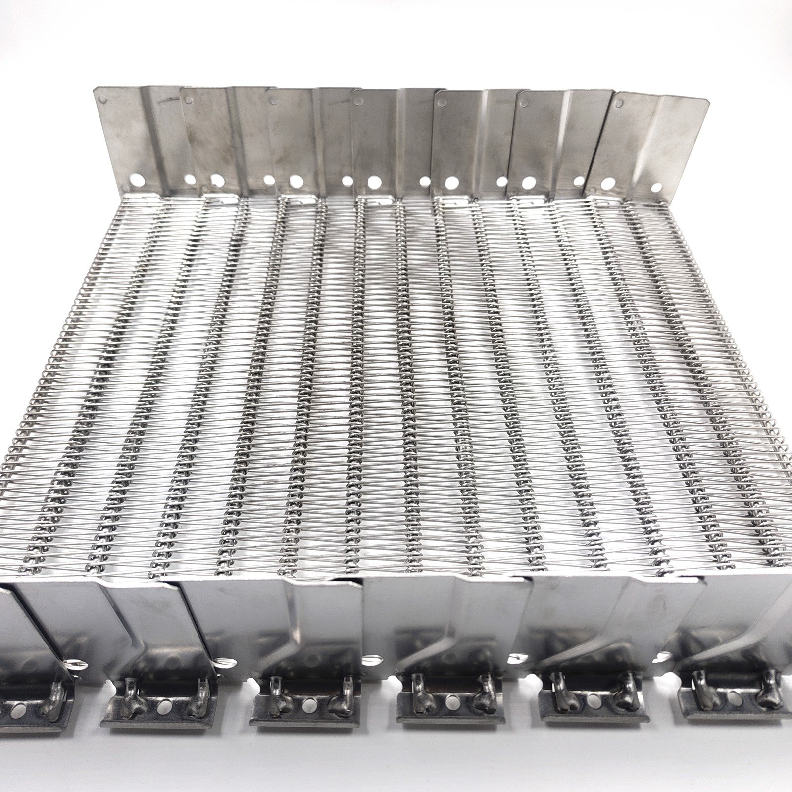 YIYI MESH BELT Self-Stacking Belt section showing stainless steel side plates and mesh surface