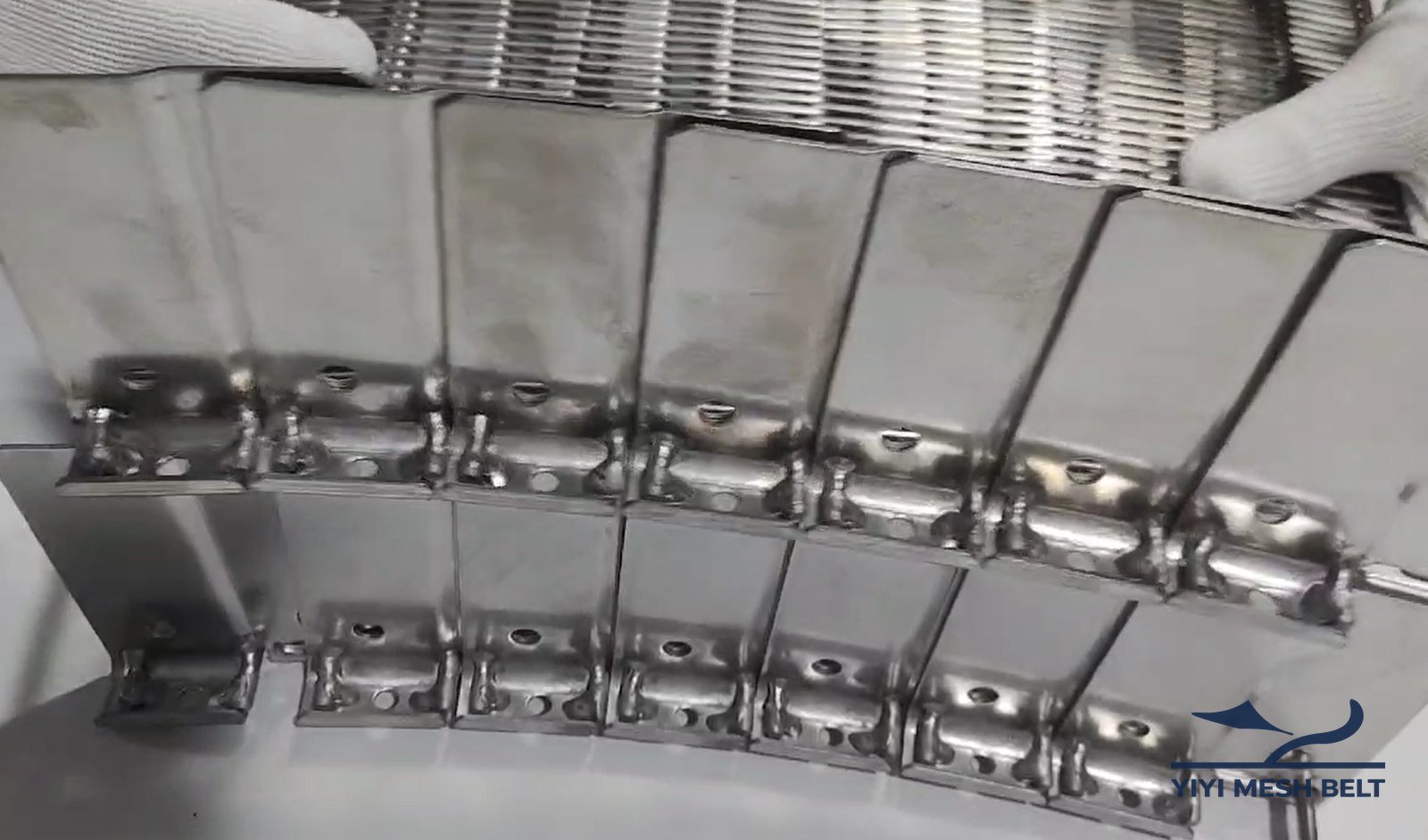 YIYI MESH BELT stacking engagement test of two Self-Stacking Belt tiers in the factory