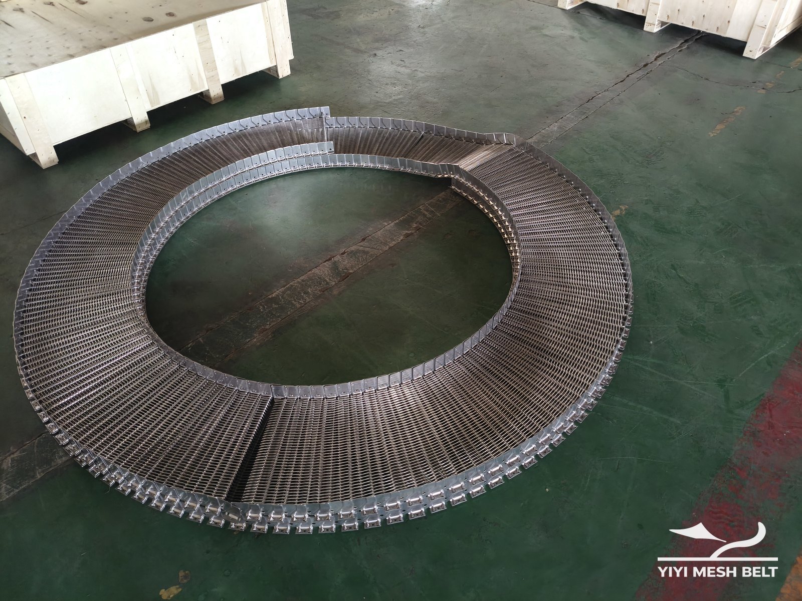 YIYI MESH BELT turn radius test of a Self-Stacking Belt laid out in a ring in the factory