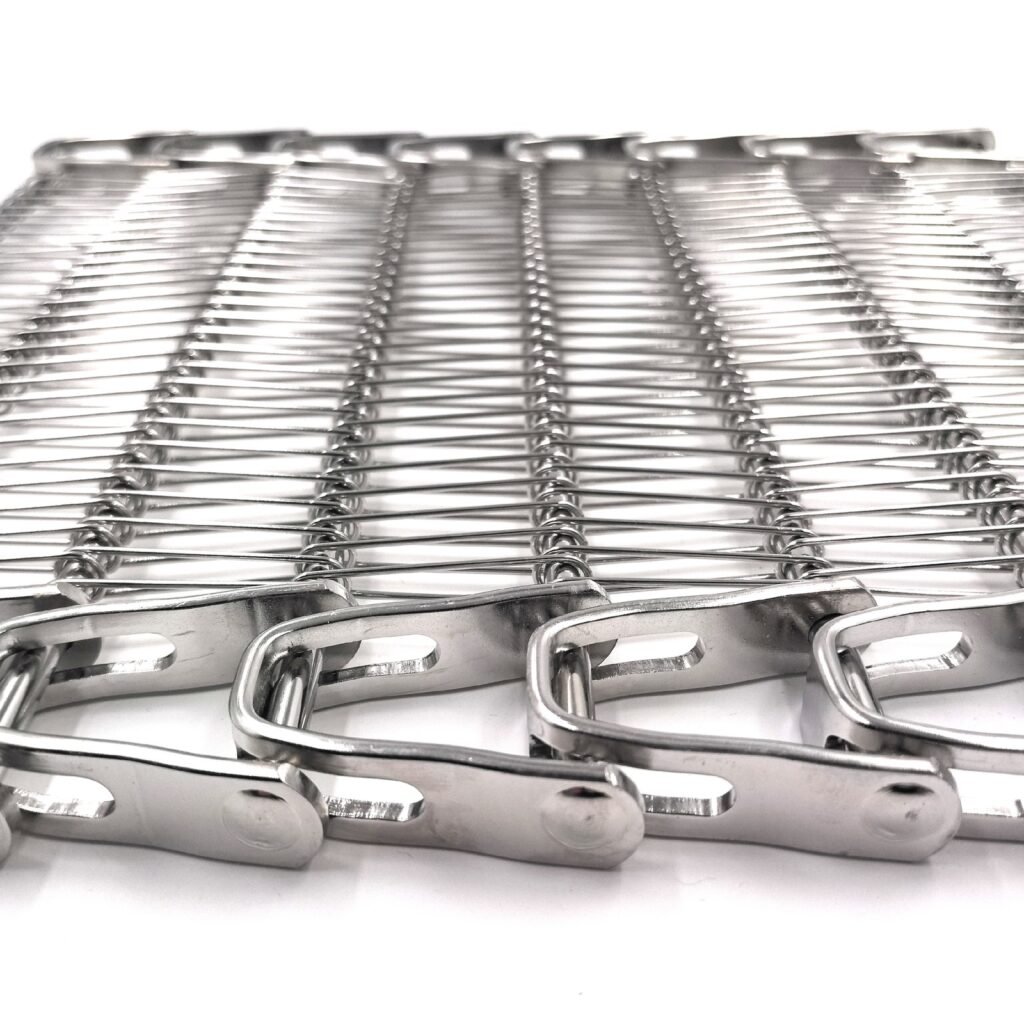 Edge links of a spiral freezer belt that allow the inner edge to collapse in a turn
